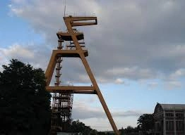 Chevalement illuminé de nuit