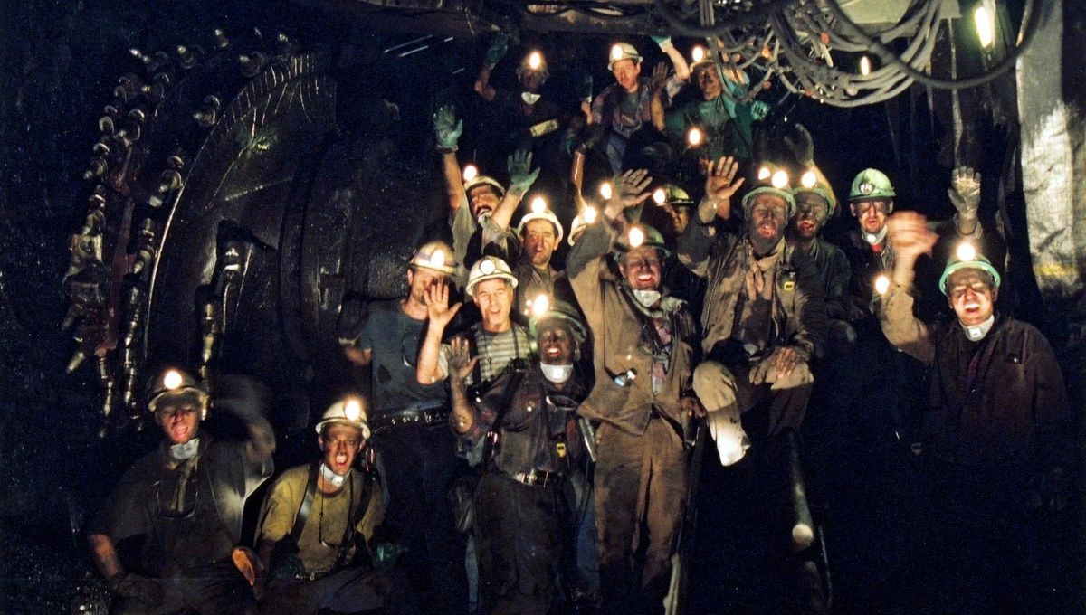 Mineur au travail dans une galerie souterraine